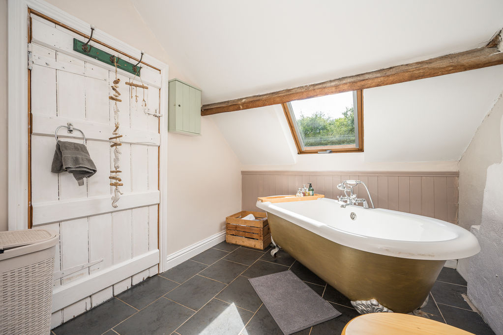 Principal Bathroom- click for photo gallery